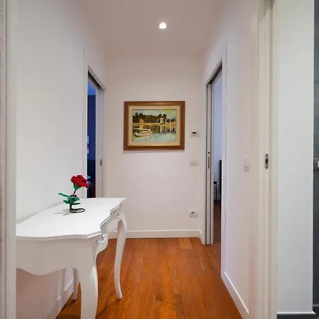 Gli Aquiloni - Steps From The Station *