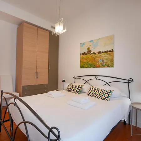 Gli Aquiloni - Steps From The Station *