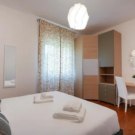 Gli Aquiloni - Steps From The Station