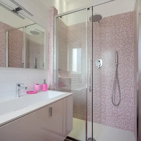 Gli Aquiloni - Steps From The Station