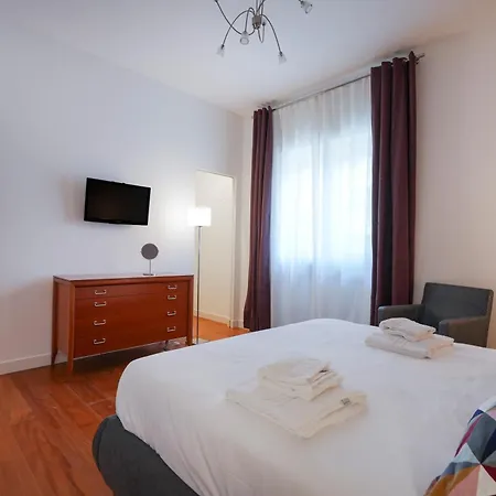 Guesthost - Gli Aquiloni - Steps From The Station Apartment