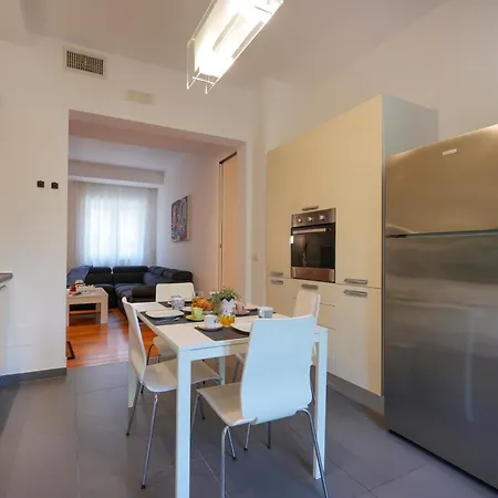 Guesthost - Gli Aquiloni - Steps From The Station Apartment *