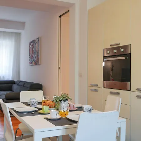 Guesthost - Gli Aquiloni - Steps From The Station Διαμέρισμα *