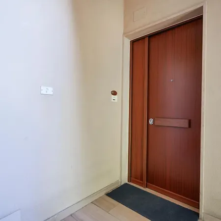 Guesthost - Gli Aquiloni - Steps From The Station Apartment