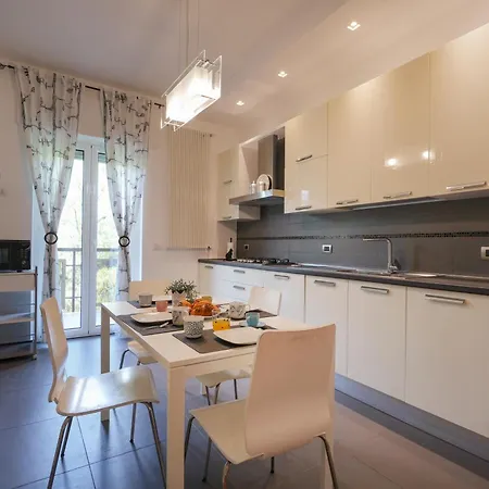 Guesthost - Gli Aquiloni - Steps From The Station Apartment *