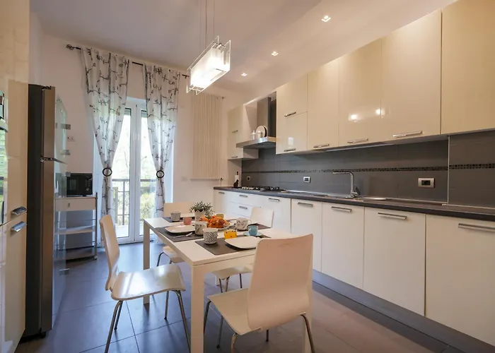 Guesthost - Gli Aquiloni - Steps From The Station Appartement *